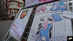 Poster bergambar karakter pendiri WikiLeaks, Julian Assange, ditempel di sebuah penghalang di depan Kedutaan Besar Ekuador di London, 26 Januari 2018.
