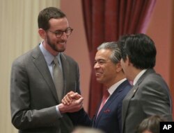 미국 캘리포니아 주의회 민주당 의원들이 망 중립성 법안 채택을 축하하고 있다. 왼쪽부터 스캇 와이너, 롭 본타, 케빈 드레온 의원.