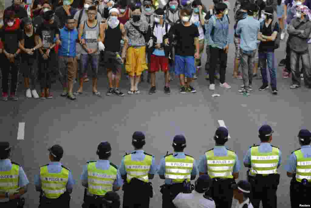 La police forme un cordon face à des manifestants pro-démocratie à proximité du bâtiment du siège du gouvernement de Hong Kong, le 13 Octobre 2014. 