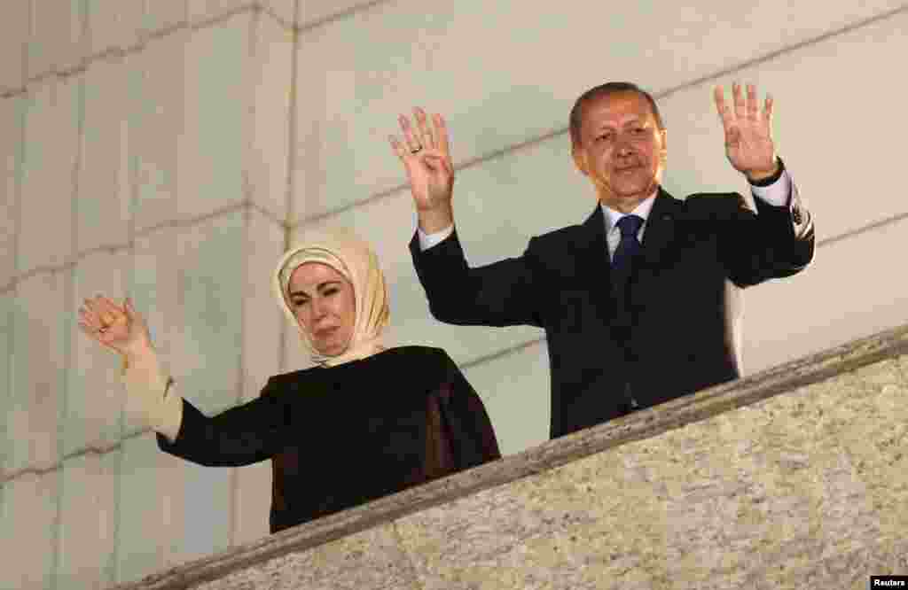 Perdana Menteri Turki Tayyip Erdogan, ditemani istrinya Emine, menyapa pendukungnya di markas besar Partai AK di Ankara, 30 Maret 2014.