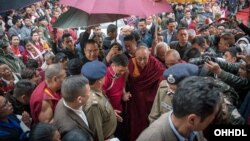 Dalai Lama disambut massa ketika tiba di negara bagian Arunachal Pradesh, India hari Selasa (4/4).
