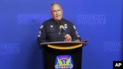 Sersan Tommy Thompson dari Kepolisian kota Phoenix, Arizona Rabu (9/1) berjanji akan mengungkap siapa pelakunya (Foto: AP).