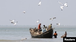 Fishermen catch fish at the shores of Bay of Bengal at Dublar Char in the Sundarbans, Bangladesh, November 10, 2011. 