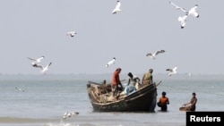 អ្នក​នេសាទ​ចាប់​ត្រី​នៅ​តាម​ឆ្នេរ​នៃ​ឈូង​​សមុទ្រ​ Bengal ​ត្រង់​ចំណុច​ Dublar Char នៅ​0​តំបន់​ Sundarbans ប្រទេស​បង់ក្លាដែស។ (១០ វិច្ឆិកា ២០១១)