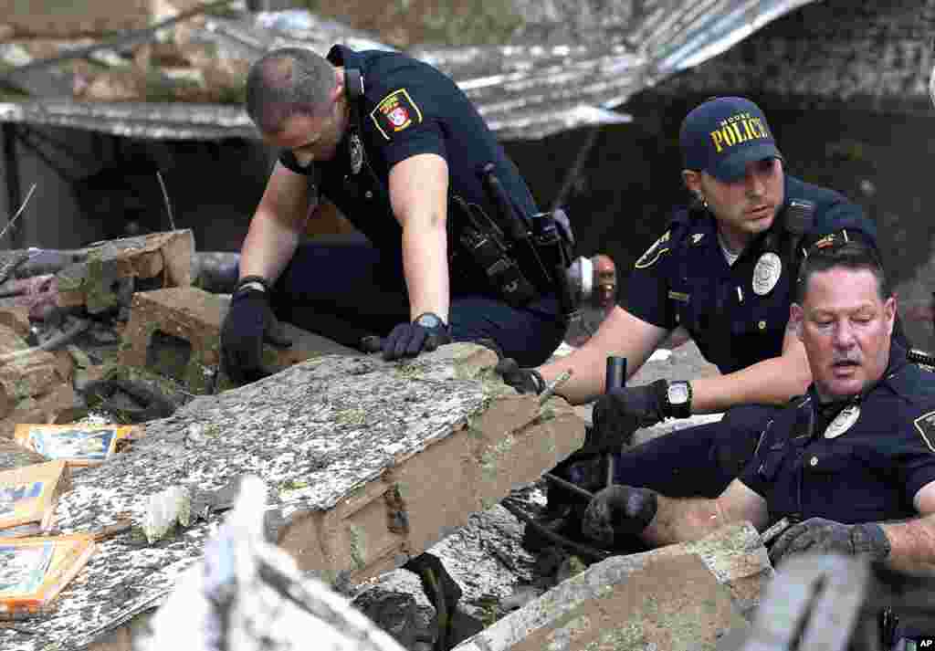 Moore police dig through the rubble of the Plaza Towers Elementary School following a tornado in Moore, Oklahoma, May 20, 2013. 