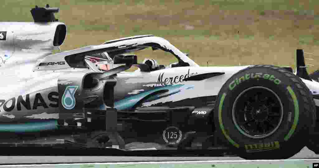 لوئیس همیلتون بریتانیایی از بریتانیا با ماشین مرسدس خود در مسابقه فرمول یک جایزه بزرگ در آلمان حضور یافت.