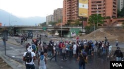 Los estudiantes desafían a las autoridades bloqueando una calle de Caracas. [Foto: Álvaro Algarra, VOA - Caracas, Venezuela]