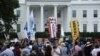 Les immigrants et les sympathisants manifestent lors d'un rassemblement en soutien aux "dreamers" devant la Maison Blanche, à Washington DC, le 5 septembre 2017.