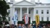 Les immigrants et les sympathisants manifestent lors d'un rassemblement en soutien à l'action différée pour les arrivées d'enfants (DACA) devant la Maison Blanche, à Washington DC, le 5 septembre 2017.