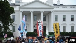 Les immigrants et les sympathisants manifestent lors d'un rassemblement en soutien à l'action différée pour les arrivées d'enfants (DACA) devant la Maison Blanche, à Washington DC, le 5 septembre 2017.