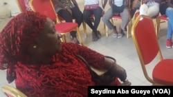 Les majorettes avec leur encadreur Mme Diedhiou à Dakar, Sénégal. (VOA/Seydina Aba Gueye)