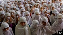 Các em gái Afghanistan dự lễ tốt nghiệp tại trường Hồi Giáo Pir Massoudia ở tỉnh Kandahar phía nam thủ đô Kabul, Afghanistan.