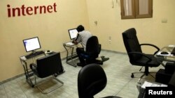 Un usuario de internet en una dependencia de la compañía telefónica estatal, ETECSA, en La Habana.
