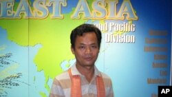 Suon Bunrith, country director for Amrita Performing Arts, visits VOA Khmer. He is in his second year of a three-summer fellowship at the John F. Kennedy for the Performing Arts in Washington.