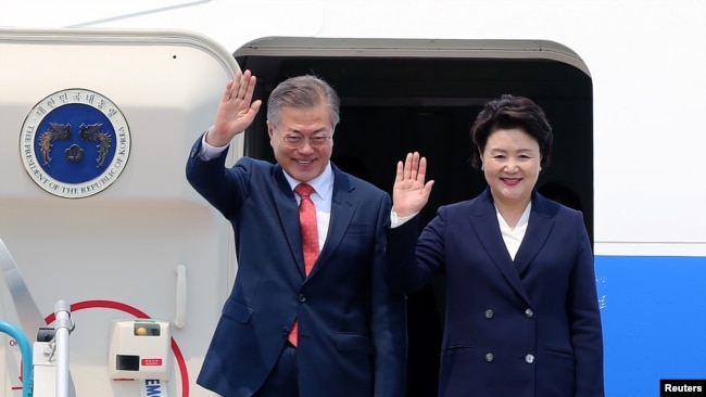 Tổng thống Hàn Quốc Moon Jae-in và phu nhân tới Hà Nội hôm 22/3. Ông là người "mối lái" cho cuộc gặp thượng đỉnh Trump-Kim dự kiến diễn ra cuối tháng 5 này.