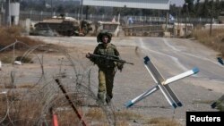 以色列士兵走過戈蘭高地