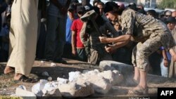이슬람 수니파 무장조직 ISIL이 시리아 팔미라에서 가져온 고대 유물을 파괴하는 모습을 지난 7월 공개했다. (자료사진)