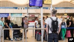 지난 7일 이집트 샤름 엘 셰이크 국제공항에서 영국인 관광객이 안내 화면의 출국 정보를 읽고 있다. 