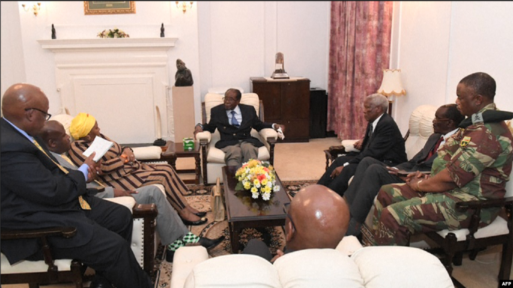 L'ancien président du zimbabwe Robert Mugabe, en entretien avec les hauts fonctionnaires de l'armée, à Harare, le 16 novembre 2017. 