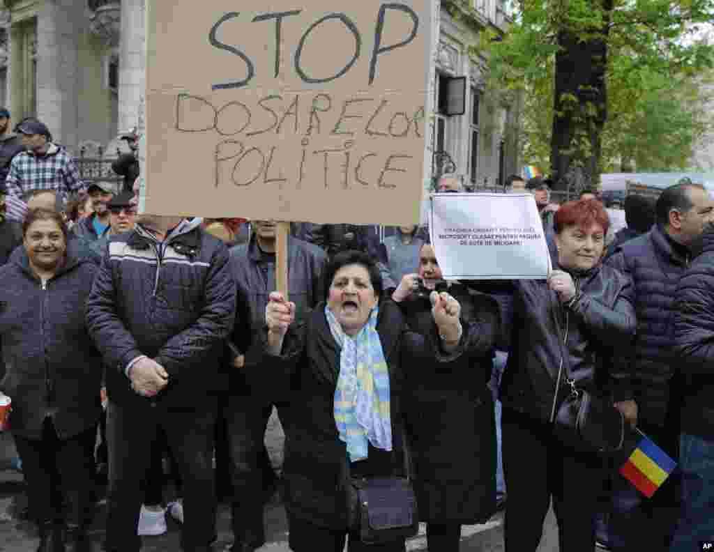 معلمان و معترضان در رومانی به فساد اعضای حزب حاکم اعتراض دارند.&nbsp;