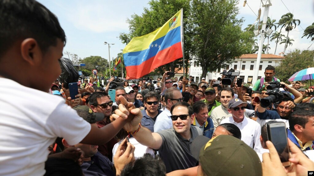 El senador de EE.UU., Marco Rubio, republicano por Florida, saluda a migrantes venezolanos cerca del puente internacional Simón Bolívar en la frontera colombo-venezolana. Cúcuta, Colombia, 17 de febrero de 2019.