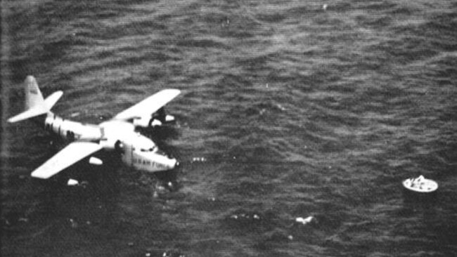 ჰონკონგის Cathay Pacific Airways ბორტი Douglas C-54 ღია ზღვაში