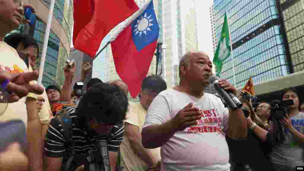 Tsang Kin-shing addresses the crowd after having set alight the Japanese flag during a protest rally in Hong Kong, September 16, 2012. (VOA - I. Broadhead)