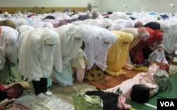 Sholat berjemaah tahun ini berlangsung di sebuah arena olahraga yang disulap menjadi tempat sholat.