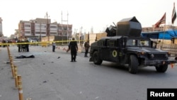 Un véhicule militaire des forces de sécurité irakiennes sur le lieu d'un attentat-suicide à Kirkuk, Irak, 5 novembre 2017
