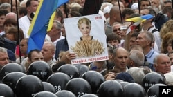Ukrainian riot police officers block opposition activists as they rallied to mark the 20th anniversary of Ukraine's independence from the Soviet Union and protest the arrest of former prime minister Yulia Tymoshenko in Kiev, Ukraine, August 24, 2011