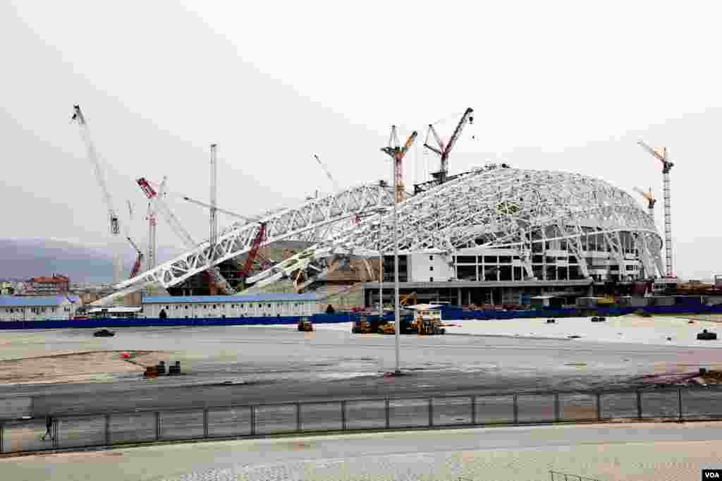 Construction continues on the 40,000 seat stadium that will be used for the opening and closing ceremonies of the Sochi Olympics, March 15, 2013. (V. Undritz/VOA) 