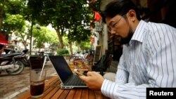 FILE - Vietnamese activist Anh Chi searches the internet at Tu Do (Freedom) cafe in Hanoi, Vietnam August 25, 2017. (REUTERS/Kham)
