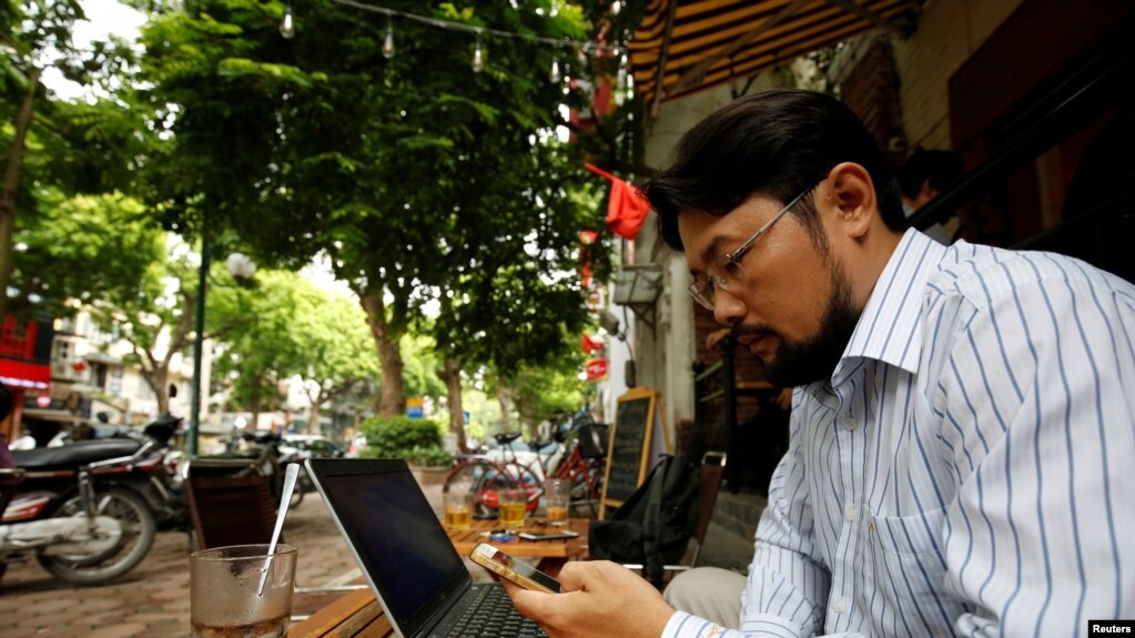 Blogger Nguyễn Chí Tuyến ở quán cafe Internet trên đường phố Hà Nội.