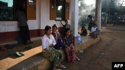 ထြက္ေျပးတိမ္းေရွာင္ေနရေသာ ေဒသခံမ်ား 