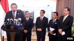 Presiden Susilo Bambang Yudhoyono memberikan keterangan pers di Bandara Halim Perdana Kusuma, Jakarta, sebelum bertolak ke Portugal, Jepang dan Amerika, Kamis, 18 September 2014 (Foto: VOA/Andylala)