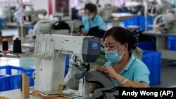 Công nhân tại một nhà máy sản xuất thiết bị thể thao trượt tuyết tại Zhangjiakou ở tây bắc Trung Quốc. Động lực kinh tế suy yếu của Trung Quốc đang ảnh hưởng đến hoạt động sản xuất của các nhà máy ở châu Á.