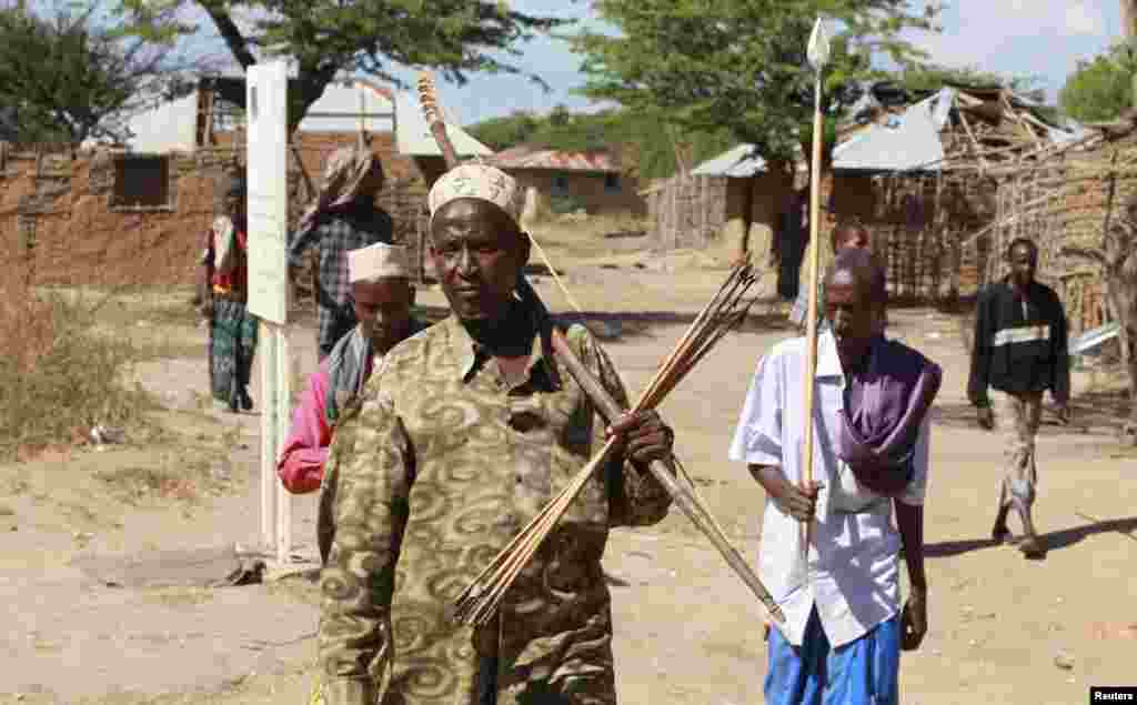 Residents arrive for the burial of kinsmen who were killed when their village was attacked in Nduru in the Tana Delta region of Kenya, January 9, 2013. 