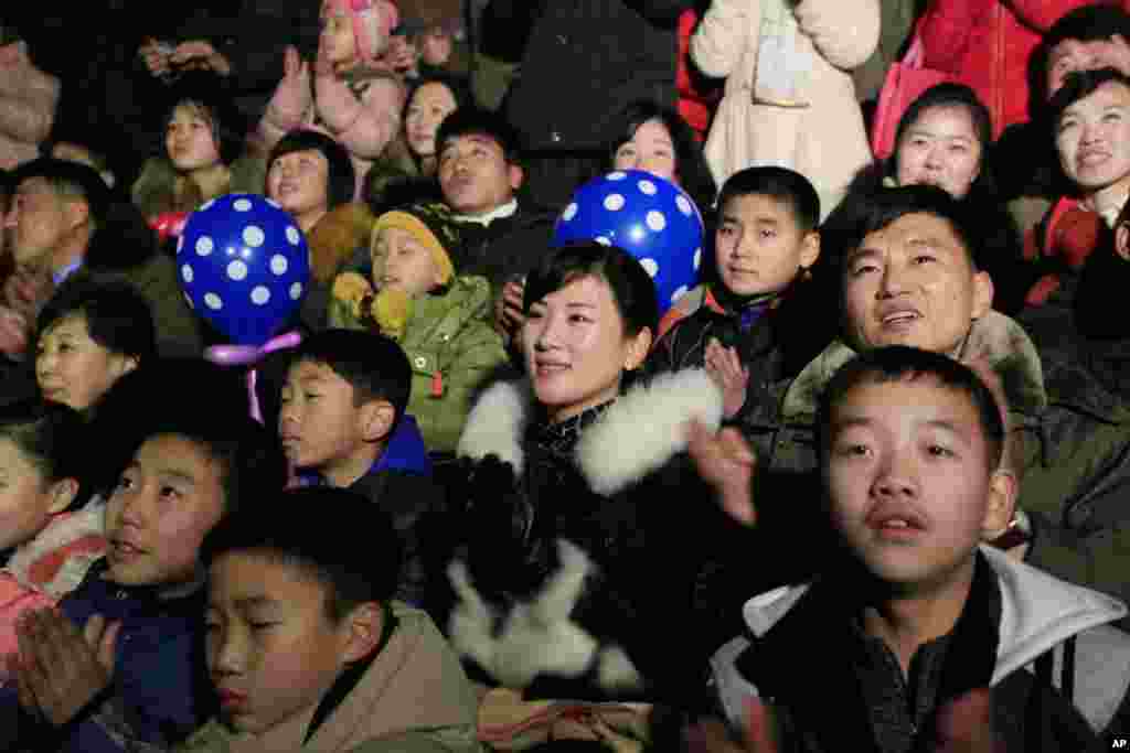 북한 평양 김일성광장에서 열린 새해맞이 축포행사를 보기 위해 시민들이 모여있다.