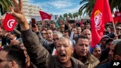 Hundreds of Tunisian public-sector workers demonstrate after failing to reach a wage agreement with the government, Nov.22, 2018 in Tunis. 