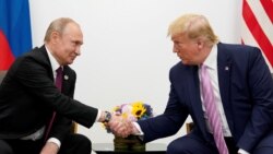 រូបឯកសារ៖ ប្រធានាធិបតី​រុស្ស៊ី​លោក Vladimir Putin (ឆ្វេង) និង​ប្រធានាធិបតី​សហរដ្ឋអាមេរិក​លោក Donald Trump ចាប់ដៃ​គ្នា​នៅ​ក្នុង​កិច្ចប្រជុំ G20 នៅ​ក្រុង​អូសាកា ប្រទេស​ជប៉ុន ថ្ងៃទី២៨ ខែមិថុនា ឆ្នាំ២០១៩។