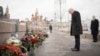 Британский политик Борис Джонсон на месте гибели Бориса Немцова. Архивное фото.

