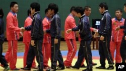 지난해 11월 평양을 방문한 일본체육대학 선수단이 북한 선수단과 악수하고 있다. 