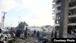 Một xe bom phát nổ trước Khách sạn Jazeera ở thủ đô Mogadishu, Somalia, sáng Chủ nhật ngày 26 tháng 7, 2015. (Hình: Mohamed Moalimuu)