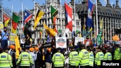 لندن کے پارلیمنٹ اسکوائر پر بھارتی وزیراعظم مودی کے خلاف مظاہرین پر کنٹرول کے لیے پولیس کی بھاری نفری تعینات ہے۔ 20 اپریل 2018