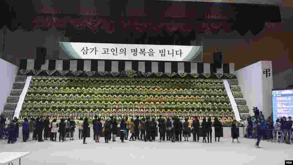 한국 세월호 침몰사고 희생자 조문들객들이 경기도 안산시에 마련된&nbsp; 임시 합동분향소를 찾았다.