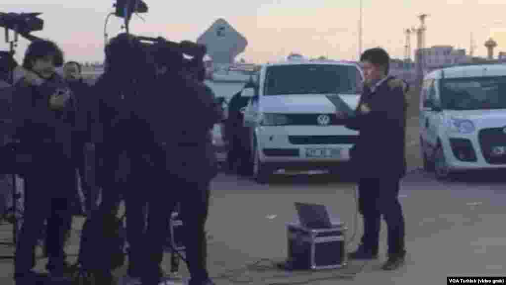 Television news crews, reporters and bystanders traveled to the border crossing at Akcakale, Turkey, the proposed site of a prisoner exchange involving Japan, Jordan and the Islamic State group. 