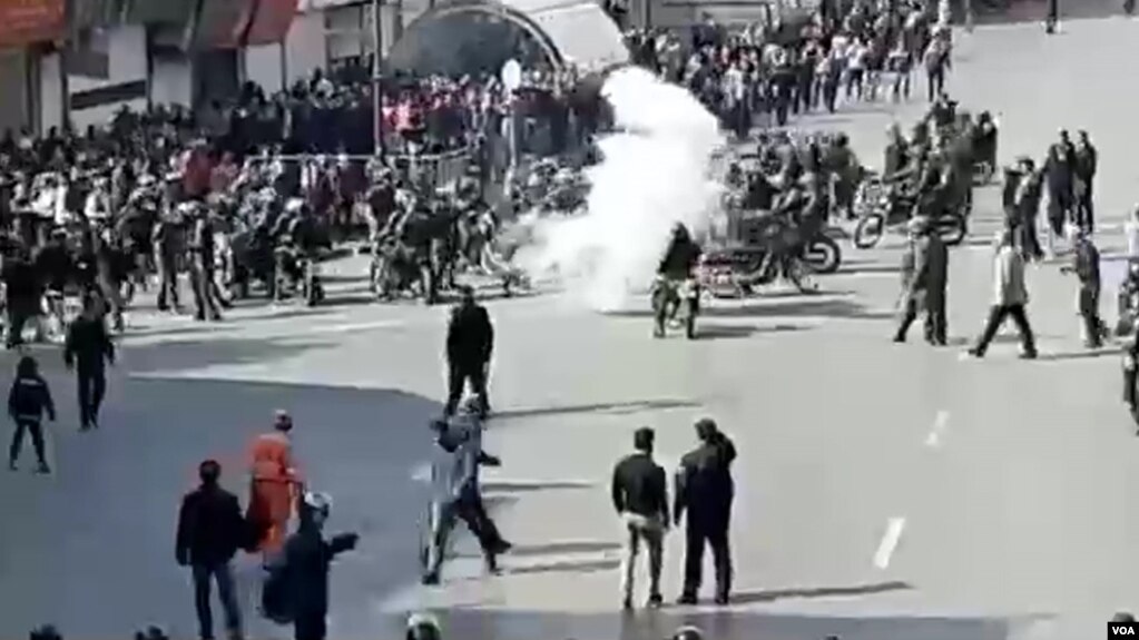 در چند روز اخیر اعتراضات گسترده در شهرهای ایران بیش از یکصد کشته برجای گذاشت. 