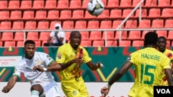 L'attaquant sénégalais Keita Balde (à gauche) rivalise avec le défenseur zimbabwéen Gerald Takwara (2e à gauche) lors du match de football du groupe B de la Coupe d'Afrique des nations (CAN) 2021 entre le Sénégal et le Zimbabwe au stade de Kouekong à Bafo