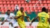 L'attaquant sénégalais Keita Balde (à gauche) rivalise avec le défenseur zimbabwéen Gerald Takwara (2e à gauche) lors du match de football du groupe B de la Coupe d'Afrique des nations (CAN) 2021 entre le Sénégal et le Zimbabwe au stade de Kouekong à Bafo