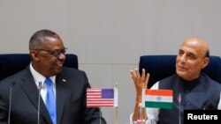 Bộ trưởng Quốc phòng Mỹ Lloyd Austin và Bộ trưởng Quốc phòng Ấn Độ Rajnath Singh trò chuyện trong sự kiện phát biểu chung tại New Delhi, Ấn Độ, ngày 20 tháng 3, 2021.